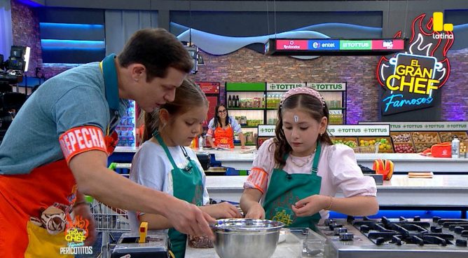 El Gran Chef Famosos: Gino Pesaressi se vuelve LOCO dando indicaciones a Gia, ¿qué dijo?