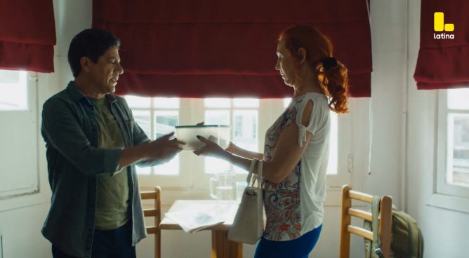 Pobre Novio Capítulo 66: Betty BUSCA a César en su nueva casa, ¿le dirá que lo ama?