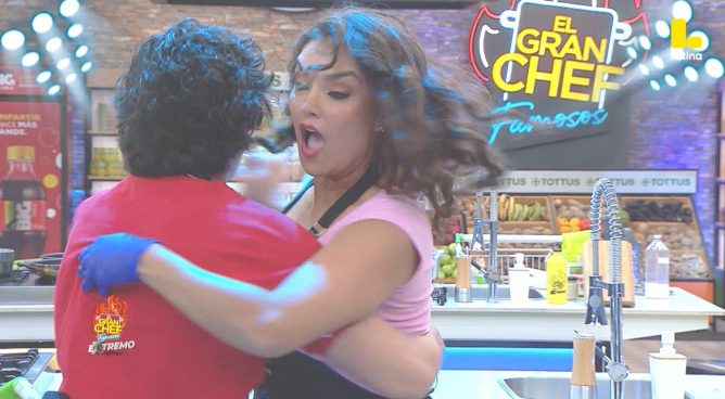 El Gran Chef Famosos: Mateo Garrido Lecca BAILA con Claudia Portocarrero y a ella se le QUEMA la salsa