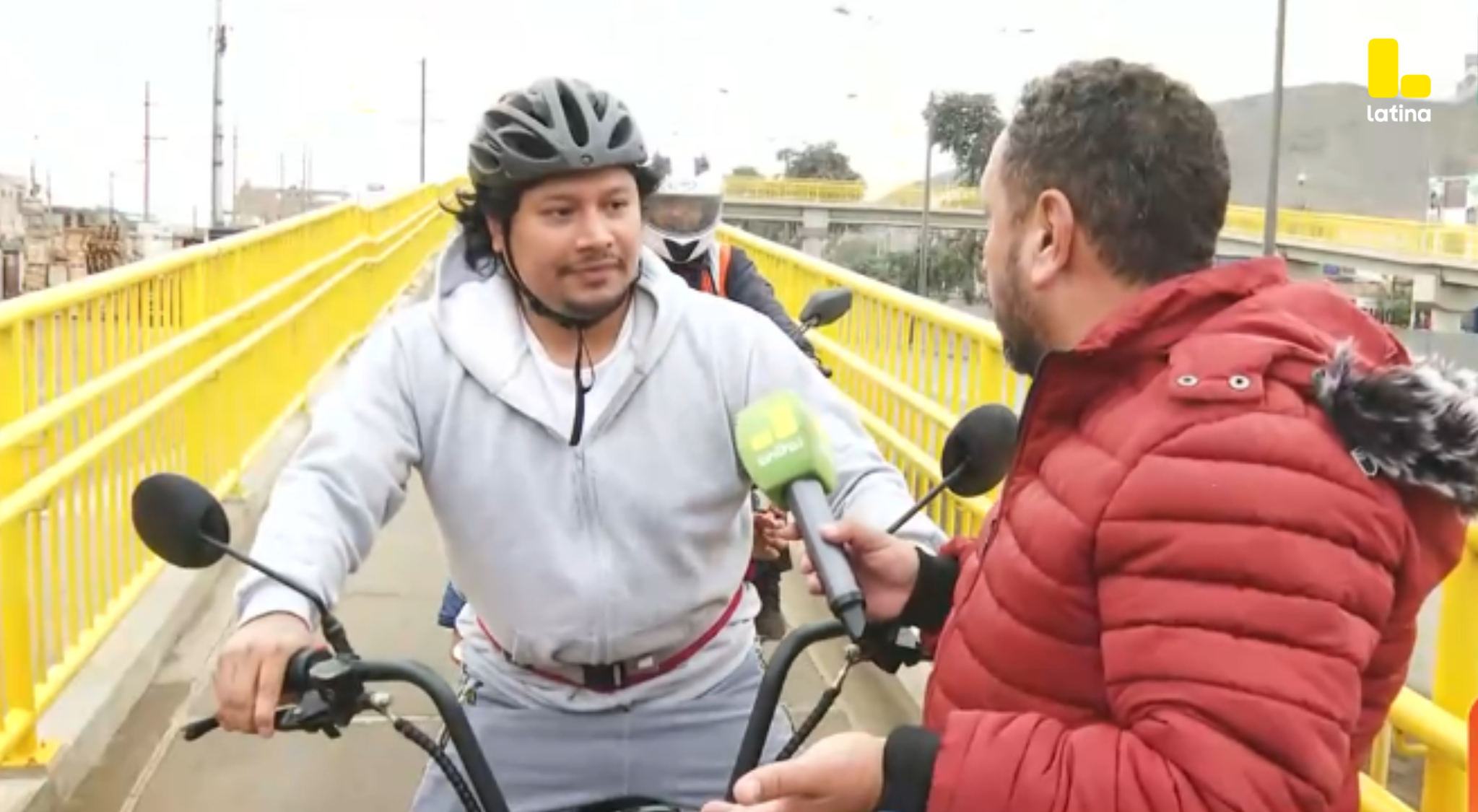 INDIGNACIÓN en Puente Piedra: motociclistas y POLICÍAS usan puente peatonal para trasladarse a TODA VELOCIDAD