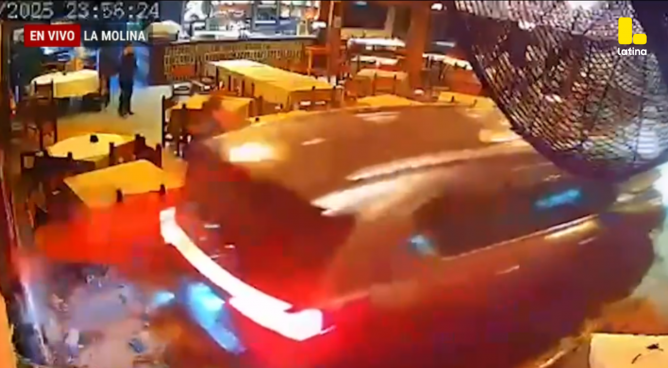 Cliente en estado de ebriedad estrella su auto contra restaurante El Charrúa en La Molina tras presunta pelea