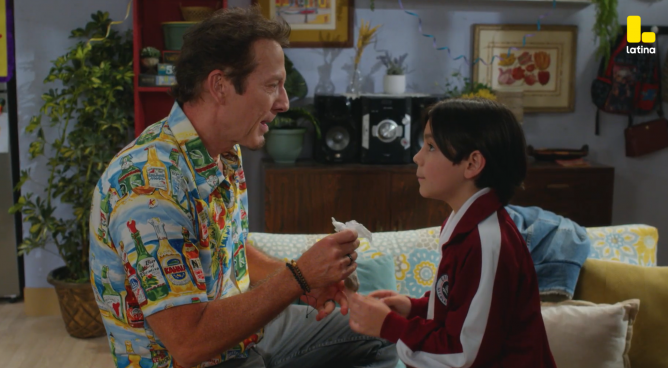 Eres Mi Bien Capítulo 01: Toñito le regala dinero a su padre para que le compre un regalo a Valeria