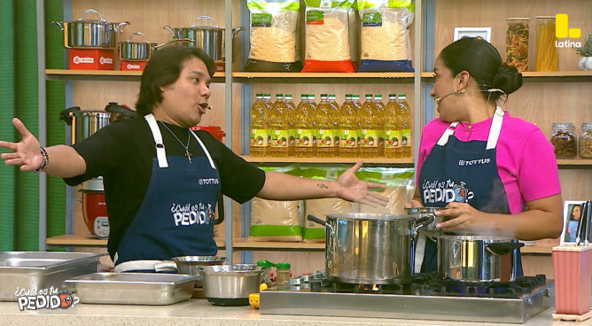 Cuál Es Tu Pedido: Imitador de Sandro le da "ROSAS" a Nelly Rossinelli EN VIVO