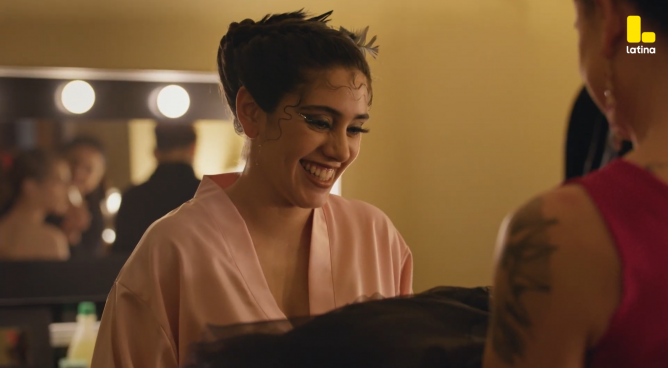 Eres Mi Bien Capítulo 30: Fiorella se alista para su DESFILE SIN SABER que Sebas está en el público