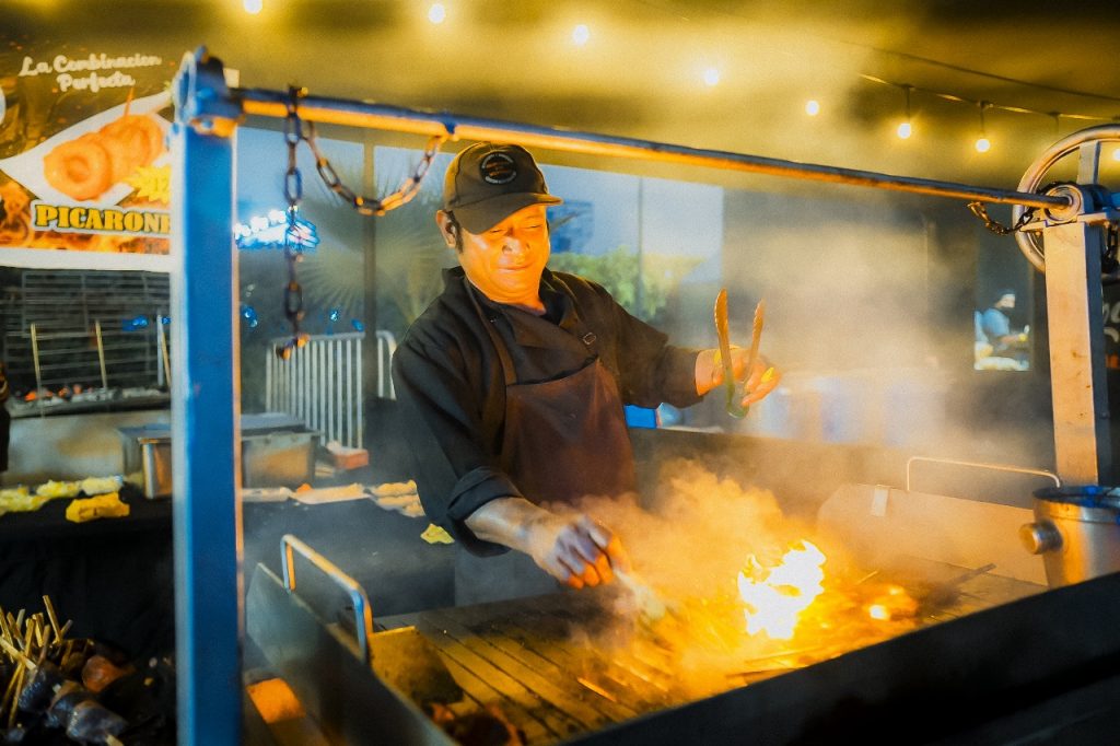 Lomo Saltado y Pan con Chicharrón en la Gran Feria Gastronómica de Vibra Perú 2025