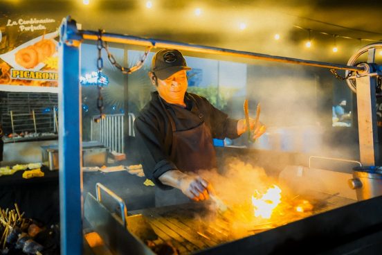 Lomo Saltado y Pan con Chicharrón en la Gran Feria Gastronómica de Vibra Perú 2025
