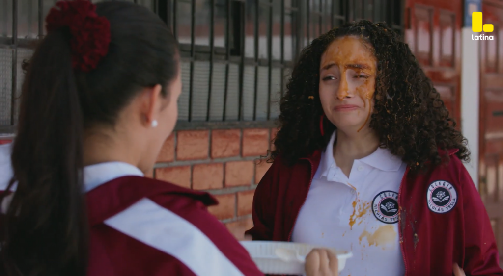 Eres Mi Bien Capítulo 49: Francisca TIRA el postre en la CABEZA a una fan de David, ¿estuvo bien lo que hizo?