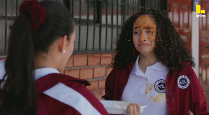 Eres Mi Bien Capítulo 49: Francisca TIRA el postre en la CABEZA a una fan de David, ¿estuvo bien lo que hizo?