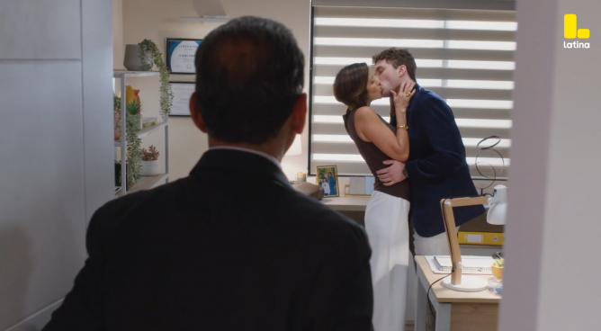 Eres Mi Bien Capítulo 45: Claudia es ATRAPADA besándose con Ricardo en la oficina