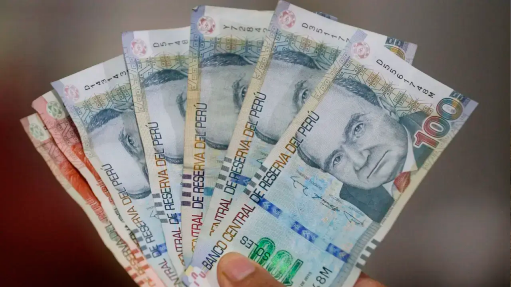 Si tengo S/100, ¿Cuánto ganaría si los invierto en factoring?